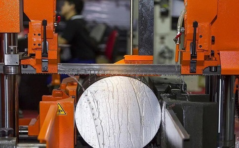 廉江立式金属带锯床切削出现跑带故障解决方法！